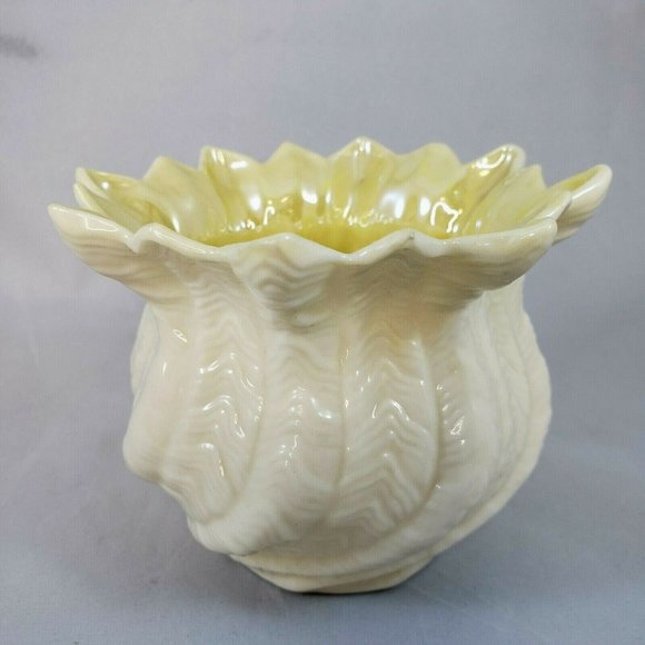 Belleek Small Cream Colored Swirl Twisted Shell Vase 6th Mark Ireland - Picture 4 of 6